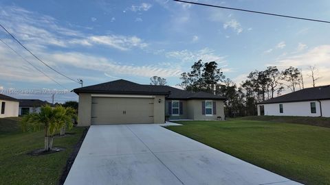 Discover this modern property with easy access to Fort Myers's main roads. This gorgeous house, constructed in 2022 is the perfect blend of a modern design with eco-conscious features. Step into this inviting ambiance of an open kitchen concept and s...