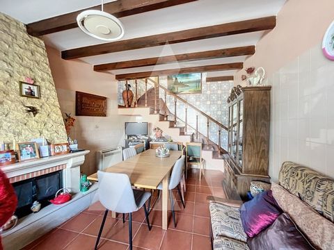 2 bedroom villa in Azoia - Leiria House consisting of 2 floors, ground floor and 1st floor. On the ground floor it comprises: entrance hall, equipped kitchen, and with fireplace, full bathroom with shower, direct access to the garage for two cars. It...