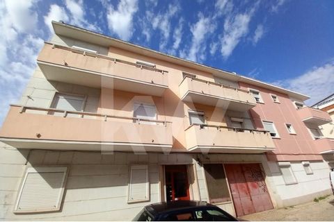 3-room apartment located in a central area, close to the Amadora Employment Center, schools and quick access to IC19. *REMODELING WORKS UNDERGOING*    The property has a large patio of 31 m2 and is located on the ground floor in a building without an...