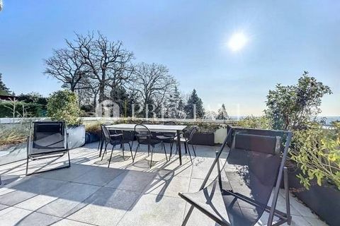 Garches, near the Golf course, in a highly sought-after, guarded and secure residence, completely renovated apartment of 139.76 m2 and its 37 m2 terrace with panoramic views of the heights of Garches. The 139.76 m2 apartment offers: Day side, an entr...