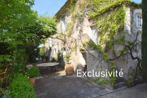 Provence Home, the real estate agency of Luberon, offers for sale a countryside property between Cavaillon and Isle sur Sorgue consisting of an 18th-century farmhouse of approximately 200sqm, entirely renovated with noble materials. It features a sal...
