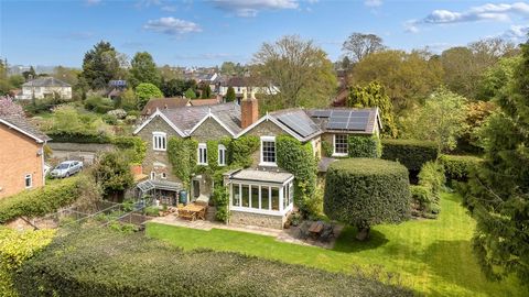 This beautiful period home, dating back to circa 1840, sits along one of Ludlow's most prestigious locations. This historical residence boasts enviable views towards Ludlow Castle, St Laurence's Church, Mortimer Forest and beyond. Linney Villa has be...