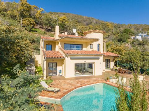 Come and discover this well hidden large family home with its impressive panoramic sea view in Mandelieu la Napoule Ideally located in a dominant position on the hill, this fully renovated villa offers a panoramic sea view over the bay of Cannes. Ins...