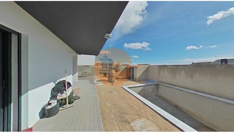4-Bedroom house with pool, in Alto da Eira. Under construction in one of the most prestigious neighborhoods of Santa Iria de Azóia, this T4 house is located on a 324m2 plot of land, spread over 3 floors and a Rooftop with a magnificent view of the ri...