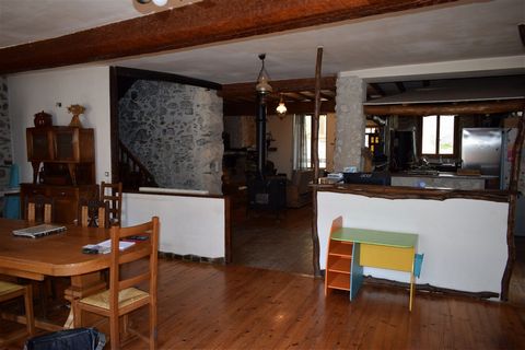 Village house with lots of character to finish renovating and a detached land of 796m². Entrance to Kitchen/living/dining room 13.38m² with wood stove and fireplace. On the 1st floor 5 bedrooms including 2 with ensuite shower room ... m²), shower roo...