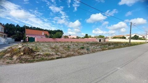Land for construction with 1,465m². It allows the construction of 2 villas. Corner land, totally flat and with an extensive road front and great sun exposure. It offers all the infrastructure in place. Located in a quiet village between the beach and...