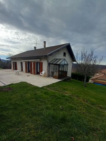 In the town of Merlas, come and visit this type 4 villa of 133 m2 of living space, accompanied by a large full basement and a convertible attic. The interior includes a living room with fireplace of 48 m2, 3 bedrooms, an equipped kitchen area, as wel...