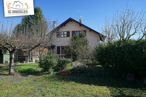 In Exclusivity with the BC IMMOBILIER agency, come and discover this charming traditional house, built in 1986, which will make your family happy! Built on a flat plot of 821m2, planted with beautiful fruit trees, you will benefit from an ideal locat...