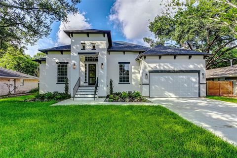 This Stunning 1-story NEW CONSTRUCTION home by Versailles Custom Homes in Jersey Village offers 4 spacious bedrooms, 3 full bathrooms & an attached 3-car tandem garage. This mesmerizing home features a modern exterior elevation, a lush lawn, mature t...