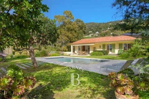 Ideally located in Bas-Rayol, family property of over 3,229 sq ft built on a 24,756 sq ft flat plot. This single-storey house offers a total of 8 rooms: On one side, a main entrance with office area, a toilet, a fully-equipped kitchen and a large liv...