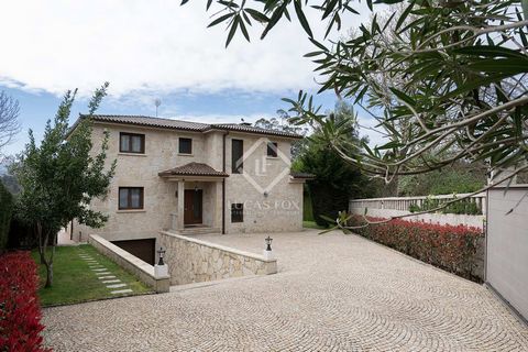 This villa was built with the best materials and is in good condition. It is just a few hundred metres from the river separating Spain from Portugal.It has 398 m² of built surface area and sits on a private plot measuring 1,576 m², with a swimming po...