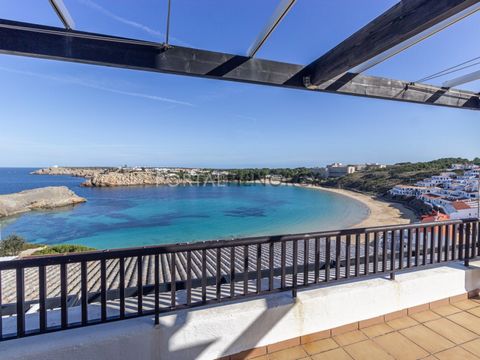 Quieres disfrutar de unas vistas increibles sobre la mejor playa de Menorca? Este estupendo dúplex situado en una comunidad con bonitos jardines y piscina privada, cuenta con 3 habitaciones amplias con vistas sobre la bahía, dos baños completos, coci...