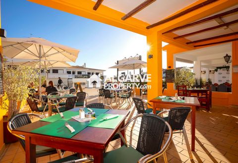 Este cativante restaurante e bar totalmente equipado, situado no coração de Montechoro, é uma oportunidade de investimento excecional no sector da hotelaria. Com uma área generosa de 80 m2, este negócio chave-na-mão dá-lhe as boas-vindas com uma cozi...