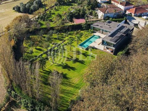 4-bedroom villa, 507 sqm (construction gross area), garden with outdoor swimming pool and garage for two cars, in Escudeiros, in the municipality of Braga. Set in a plot of land with 3,800 sqm, the 2-storey villa features large windows that allow ple...