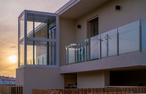 Honeysands Residences é um novo empreendimento comunitário na aldeia da Abelheira, perto da praia da Areia Branca, na Costa de Prata de Portugal. Composto por 14 apartamentos num edifício principal e 3 moradias separadas. Cada casa é totalmente priva...