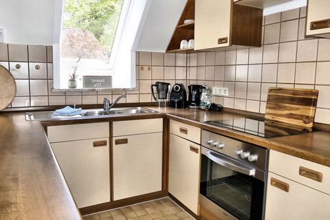 This cozy and stylish holiday apartment with approx. 50 square meters, on the edge of the Sachsenwald in a villa suburb of Hamburg, is suitable for 4 people and is equipped with 2 rooms, a balcony and a loggia. The apartment has been furnished accord...