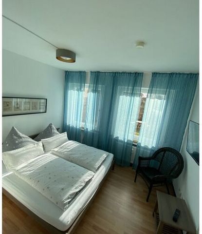 Notre appartement de vacances confortablement meublé à Rüdesheim am Rhein offre : une chambre double avec armoire et télévision une chambre twin avec deux lits séparés et une armoire un spacieux salon et salle à manger avec télévision et canapé-lit (...