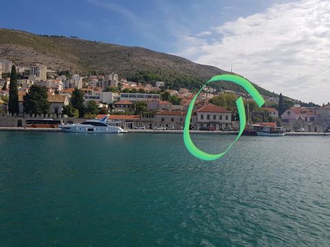The building of the FIRST LINE to the sea in Dubrovnik in the process of reconstruction and conversion into boutique mini-hotel! Great location! Beautiful view of the sea! The area of ​​the ancient Venetian palace - 500 m2, it is located on a land pl...