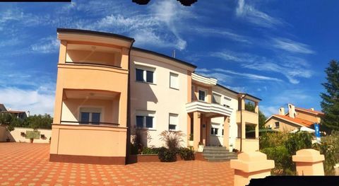 Advantageous apartment house with pool and jacuzzi In the immediate vicinity of the city of Pula in Vinkuran! Total living area is 504 m2. The house consists of 7 residential units and is located only 600 meters from the sea. The residential units ar...