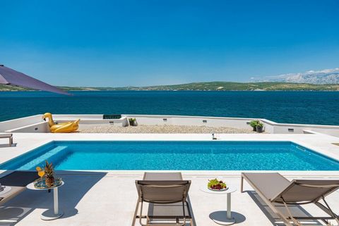 Eine wunderschöne, hochmoderne Luxusvilla in erster Meereslinie, nur wenige Schritte vom kristallklaren Meer und dem bezaubernden Strand entfernt, erreichbar über eine isolierte Treppe! Ideales modernes Zuhause am Meer mit Privatstrand! Die Gesamtflä...