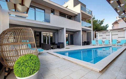 Fascinante villa moderne avec piscine à seulement 50 mètres de la mer à Rogoznica ! La surface totale est de 350 m². Le terrain est de 480 m². La propriété se compose de 4 appartements, mais la maison est louée dans son ensemble avec un jardin et une...