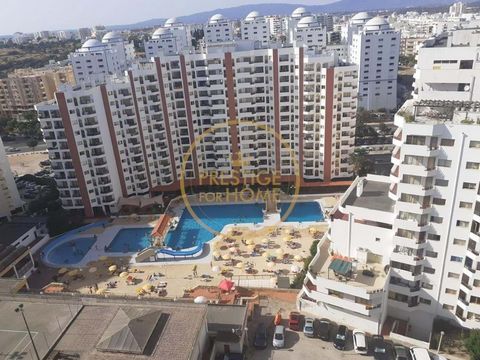 Located in Praia da Rocha. WINTER RENTALS - OCTOBER TO MAY Tuition + expenses (water, electricity and gas) This 1 bedroom apartment in Portimão features a terrace, an outdoor pool, an excellent garden and on-site parking. The 1 Bedroom Apartment Pres...