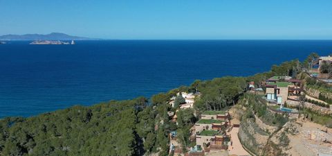 Extraordinary project that includes the construction of exclusive villas with a modern design, in a unique location with wonderful views of the Medas Islands, the Mediterranean Sea and the Baix Empordà coast. The project was born in a privileged plac...