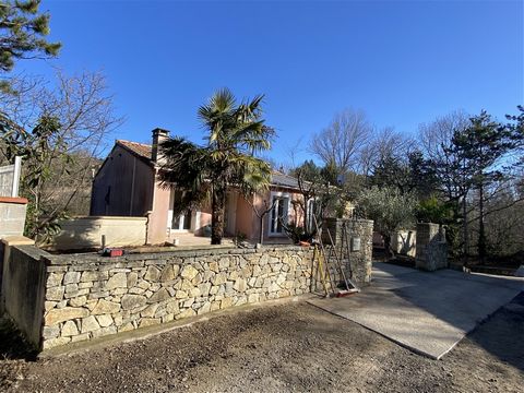 Limoux, a villa of approximately 200m2, composed of a fitted kitchen open to the living room with a capacity of 60m2, 5 bedrooms, 3 bathrooms and a garage of 70m2