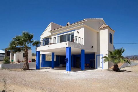 Are you looking for a country house where you can enjoy your weekends, or even where you can live permanently all year round? Congratulations!! Here you have the house that you have been looking for so long. It is a beautiful independent villa distri...