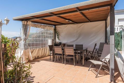 Attention lovers of tranquility and nature! Beautiful house for sale in Bigues I Riells, with spectacular and unobstructed views. On the ground floor we have the first part that can be used as an independent home. It has a spacious and functional des...