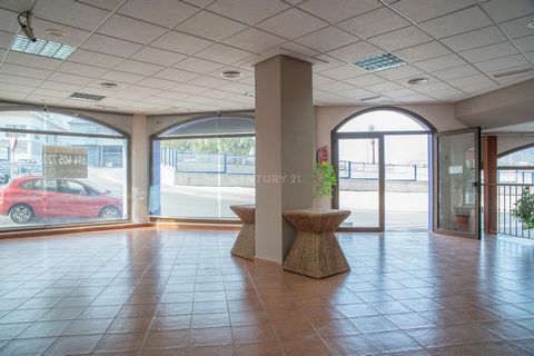 OPPORTUNITY FOR INVESTORS!!!!!!!!!!! Large commercial premises on the Boulevard de San Pedro de Alcántara, Marbella. Commercial premises equipped for any type of business. This 161 m² store with open spaces is a corner with a lot of traffic and 16 li...