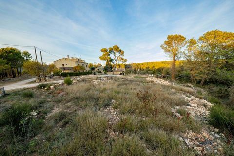 Welcome to a haven of tranquility and nature in Coll de la Barraca, Font Rubí. This exceptional 1000 square meters of land offers a unique opportunity to build the house of your dreams, far from the hustle and bustle of the city. Picture waking up ea...
