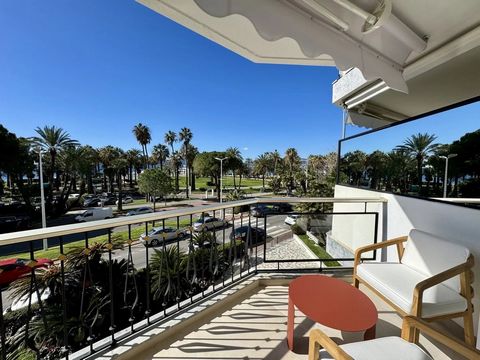 Cannes Croisette: 3 bedroom flat of over 95 m2 with a lovely terrace, located in a luxury residence with caretaker on the Croisette. Accommodation comprises an entrance hall, a bright living room with panoramic windows opening onto a lovely terrace f...
