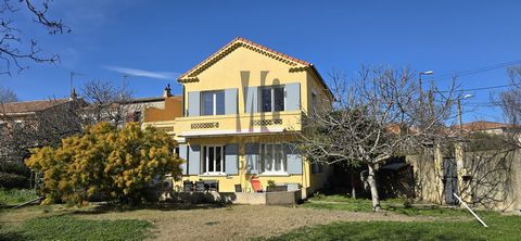 EXCLUSIVELY IN AVIGNON, come and discover this very charming house dating from the 1950s on two levels. It has a living area of 140 m2 on a plot of about 350 m2. The house consists on the ground floor of a spacious living room, an open kitchen, a bed...