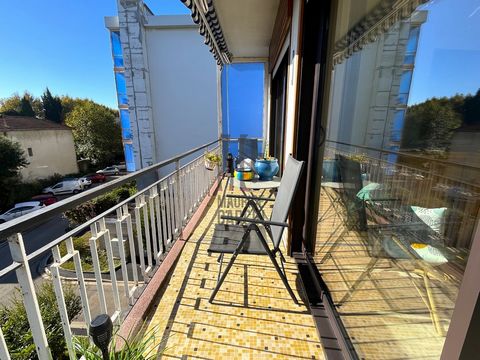 Exclusively in Avignon, come and discover this very charming apartment in a quiet and secure residence, very well maintained with caretaker. With a surface area of 62 m2, the property is composed of two large bedrooms, a living room, a kitchen, a bat...