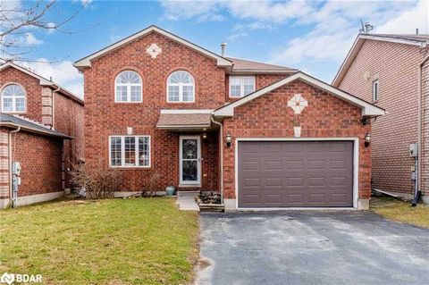 Welcome to 25 Twiss. Located in Barrie's sought after Holly neighborhood. Super close to schools, shopping and easy access to highway 400. 25 Twiss is a gorgeous 2 storey home with welcoming entrance, office, stunning dining room with coffered ceilin...