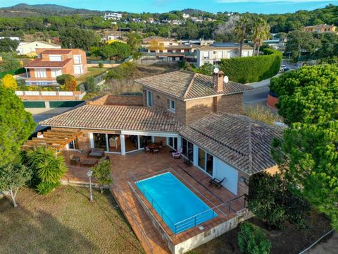 Spectacular villa for sale in the exclusive Sant Daniel Urbanization. This impressive property has a high-quality construction designed by its sole owners, made with great care and attention, highlighting the large windows giving a lot of light. It i...