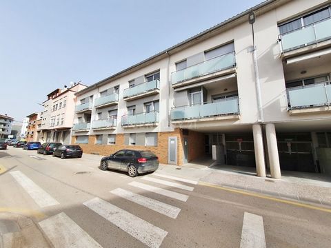 ¡Gran oportunidad para adquirir un magnifico piso! Se encuentra ubicado en la calle Pau Casals, a las afueras de la ciudad de Girona, en Santa Julià de Ramis, en un edificio plurifamiliar. El piso te ofrece un espacio ideal tanto para residencia como...