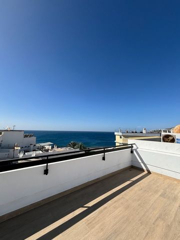 This wonderful penthouse is located in a newly built building in a very central area and very close to the beach of Arguineguin. Of modern and contemporary design, with excellent materials and finishes this penthouse has 76m2, two bedrooms, one bathr...