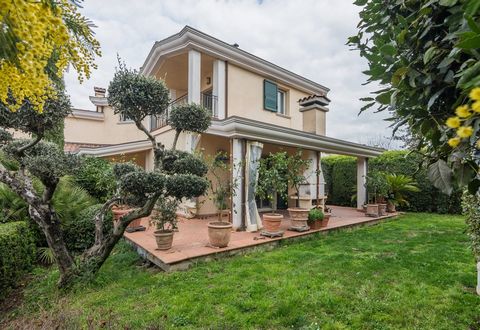 Luxury single-family villa in Falciano Enjoy a private and peaceful living experience in this stunning single-family villa located in the renowned residential context of Falciano. Built in 2002 to the highest standards available on the market, this r...