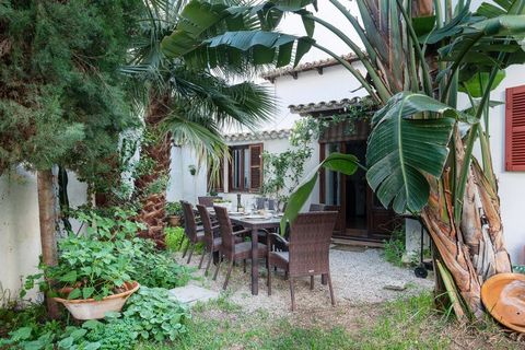 Cette fantastique villa est située à Puerto Pollensa et peut accueillir jusqu'à 6 personnes. Cette belle villa est idéale pour profiter du climat méditerranéen. Dans le jardin bien entretenu, entouré d'arbres fruitiers, vous trouverez une piscine pri...