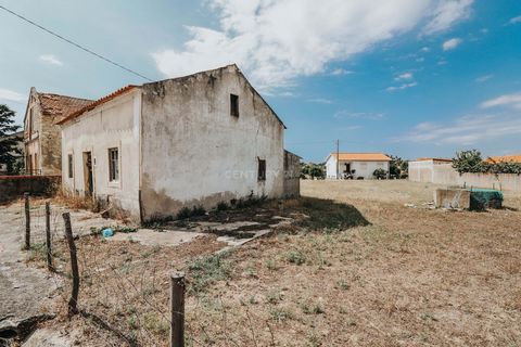 Old house with 2 divisions in ruin inserted in plot of land of 1014m2. It currently has a built area of 78m2, all of it's in ruins but with plenty of potential. Property with immense potential for those who want to enjoy the quiet of the countryside ...