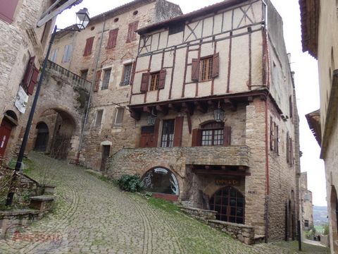 TARN (81) Te koop in Cordes-sur-ciel, dit prachtige huis gelegen op de top van het middeleeuwse stadje, op een steenworp afstand van de markt. Op de begane grond: een prachtige ruimte (50m²) die gebruikt kan worden voor een atelier-, winkel- of eetka...
