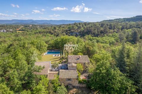 Provence Home, the Luberon real estate agency, is offering for sale in a peaceful, dreamlike location, an old, renovated sheepfold with an extension on a land spanning more than 4.7 hectares. PROPERTY SURROUNDINGS Located 4 km from the village, the p...
