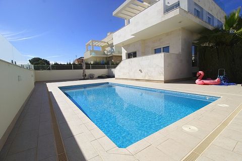 Vrijstaande villa met 5 slaapkamers en uitzicht op zee in La Zenia. Prachtige luxe villa op een paar meter van het strand van La Zenia. Dit chalet heeft 3 verdiepingen met 5 slaapkamers en 4 badkamers, een open keuken met grote woonkamer en vloerverw...