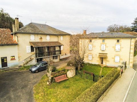 Housing complex comprising two residential houses, a barn, a bakery, a garage all on a plot of 2110 m2. The main house (200 m2) is the site of a former hotel restaurant very famous at the time. We enter through a living room which served as an entran...