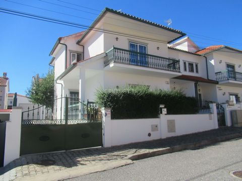 Single-family house T3, located in an urban area, more specifically in Quinta das Fontainhas. Quiet urban area, on the outskirts of the city, 5 minutes from the city center. House consisting of 2 floors, Ground floor: entrance hall with 14.63 m2, a l...