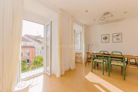 Privileged location between Avenida da Liberdade and Jardim do Torel This excellent 3-bedroom apartment, with more than 100 m² of gross area, is located right in the heart of Lisbon, in one of the most coveted areas of the city. With 3 bedrooms and 3...