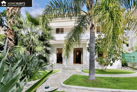Nice north - Eveche, near Liberation, discover this magnificent villa of 155 m2 built on a garden of 370 m2.  Built in 1940 and facing south-west, is raised of two levels: On the ground floor, a double living room with fireplace, a dining room, a lar...
