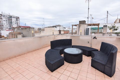 It is your Penthouse in Alicante. Your opportunity to live with unbeatable quality. Don t listen to me. VERIFY IT YOURSELVES!!!Penthouse located on the 4th floor that is distributed in two areas or floors. The upper floor is accessed by means of a sp...